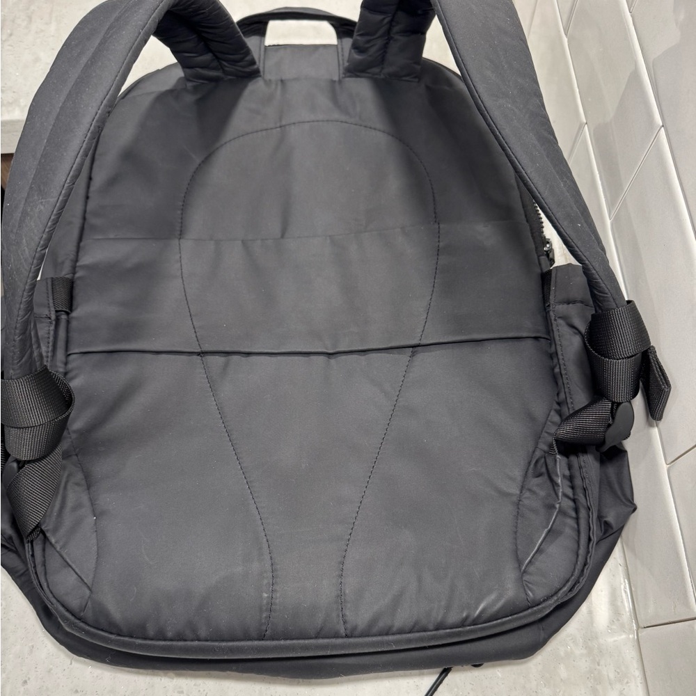Lululemon City Adventurer Backpack 20L – Black – Excellent Condition - Picture 9 of 11